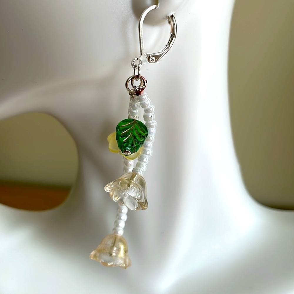 HAND CRAFTED FLORAL EARRINGS Pierced White Silver Yellow Green Flowers - Picture 4 of 13